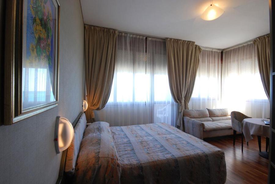 Hotel Bristol Pesaro Exterior foto