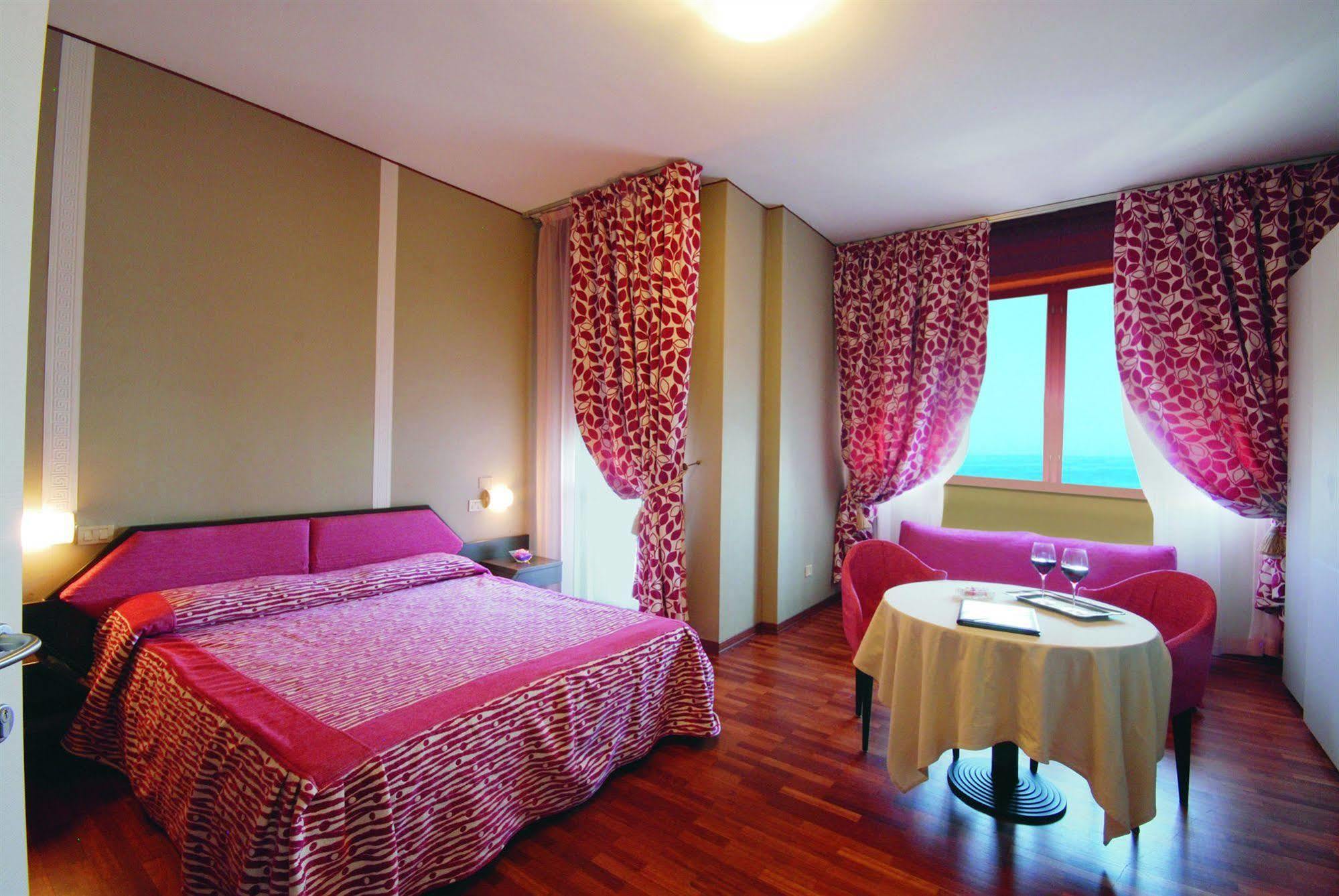 Hotel Bristol Pesaro Exterior foto