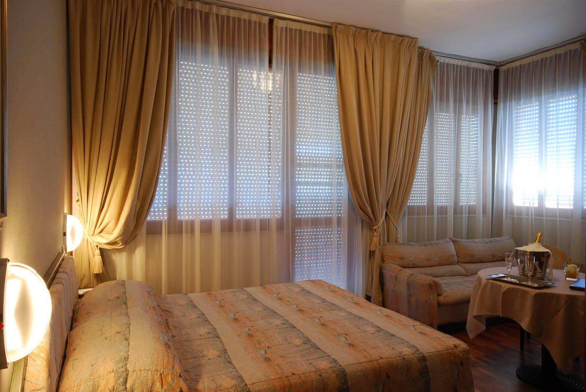Hotel Bristol Pesaro Exterior foto