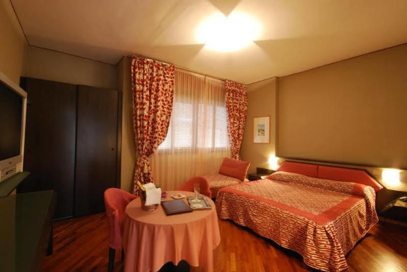 Hotel Bristol Pesaro Exterior foto